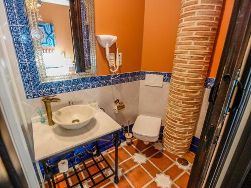 a bathroom with a sink and a toilet at La Esperanza in Alcalá del Valle