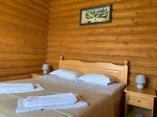a bedroom with two beds in a log cabin at Monte Vista in Rostoka