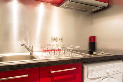 Il comprend une cuisine équipée d'un évier et d'un séchoir à vaisselle. dans l'établissement Appartement - Petit Buffon, à Dijon
