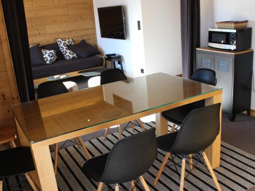 - une table et des chaises dans une chambre avec un canapé dans l'établissement Lac du Lou, au pied des pistes, à Val Thorens