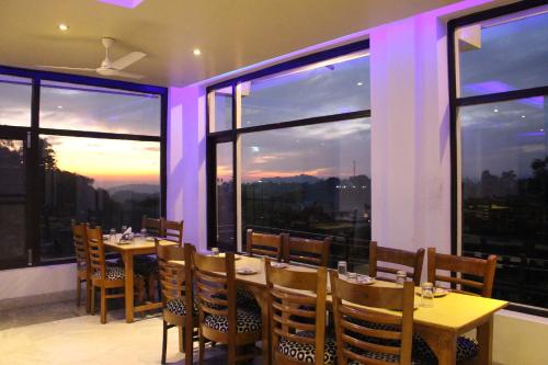 Un restaurante u otro lugar para comer en Hotel Vatika - the riverside resort