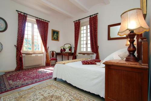 En eller flere senge i et værelse på Villa Aimée Luxury Apartments with Heated Pool