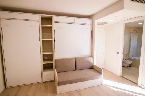 Foto da galeria de Apartamentos Plaza de Santiago - Estudios Turisticos - 1 LLAVE em Pinto