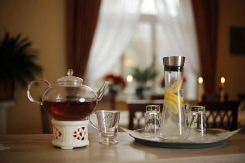 a tea kettle and glasses on a table at Villa Hierschel Droyßig in Droyßig