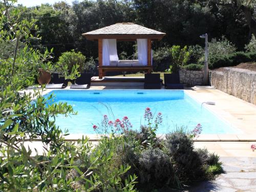 - un jardin avec une piscine et un kiosque dans l'établissement Villa Sanchez, à Bonifacio