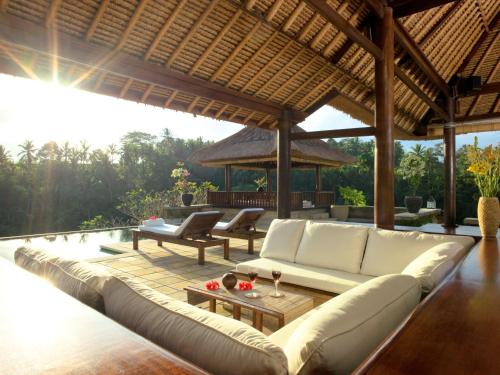 un soggiorno con divano e tavolo di Villa Santai ad Ubud