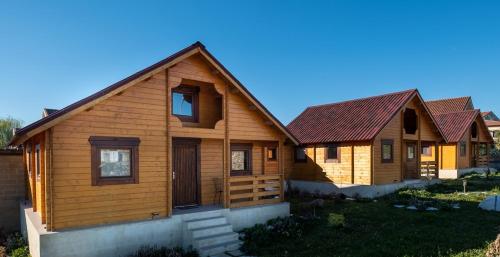 una casa de madera con techo rojo en Villas de Arribes, en Aldeadávila de la Ribera