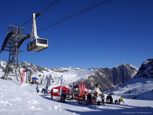 un groupe de personnes sur une remontée mécanique dans la neige dans l'établissement VAUJANYLOCATIONS - Cochette II Apt 12, à Vaujany