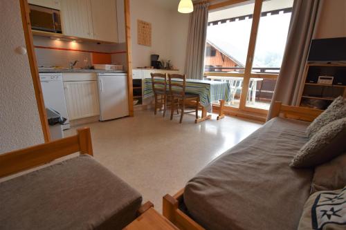 VAUJANYLOCATIONS - La Fare Apt 10