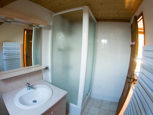 une salle de bain avec un lavabo et une douche dans l'établissement VAUJANYLOCATIONS - Chalet Perin, à Vaujany