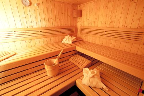 a wooden sauna with two benches and a bucket at 4 Jahreszeiten in Fiss