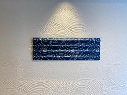 a picture of a painting of a wave on a wall at Rinn Niomon in Kyoto