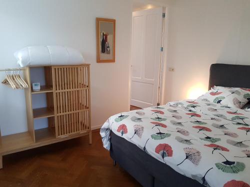 - une chambre avec un lit et une couette dans l'établissement B&B Lisa Groningen, à Haren