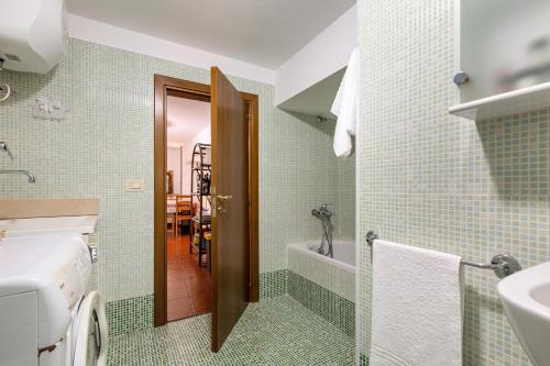 Ванна кімната в Villa Trulli Natura by BarbarHouse