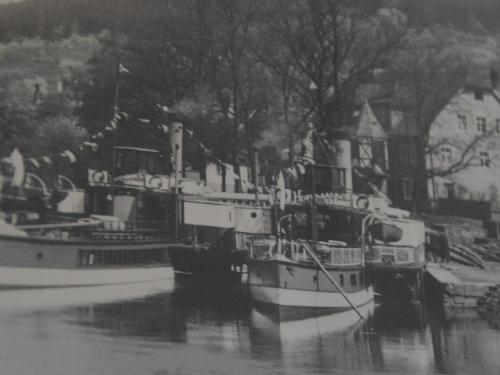 kilka łodzi zakotwiczonych w wodzie w obiekcie Zum Weserdampfschiff w mieście Bad Karlshafen