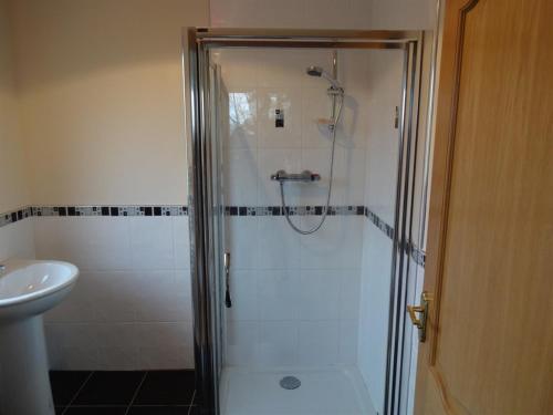 een badkamer met een douche en een wastafel bij Wester Muirhouse in Linlithgow