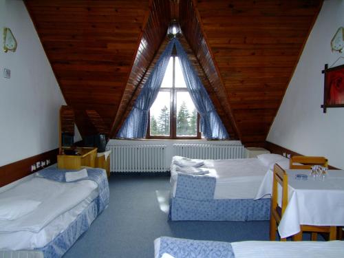 Tempat tidur dalam kamar di Ilgaz Derbent Hotel