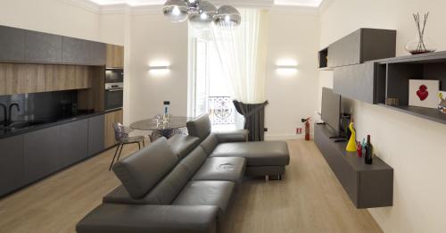 uma sala de estar com um sofá e uma mesa em fafgrandsuitenapoli em Nápoles
