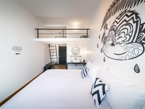 拉廊Blu Monkey Hub & Hotel Ranong的卧室配有一张壁画床