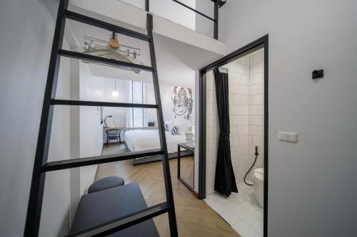 Ein Bett oder Betten in einem Zimmer der Unterkunft Blu Monkey Hub & Hotel Ranong