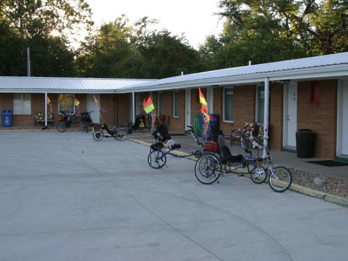 un grupo de bicicletas estacionadas frente a un edificio en Windsor Crossroads Motel en Windsor