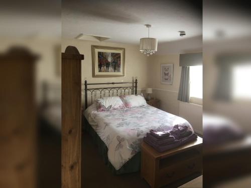 two pictures of a bedroom with a bed at Ye Olde Robin Hood Inn in Ironbridge