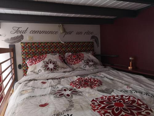 เตียงในห้องที่ Orval et Sens - Les Caudalies Studio