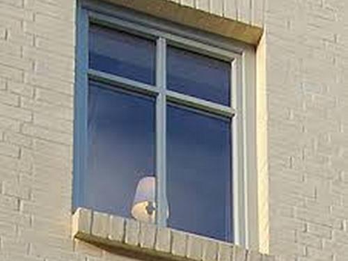 a window in a brick building with aillance at Zeit in Eckernförde in Eckernförde