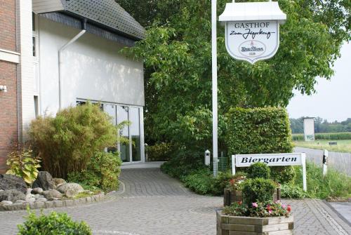 a building with a sign in front of a building at Zum Jägerkrug in Bad Rothenfelde