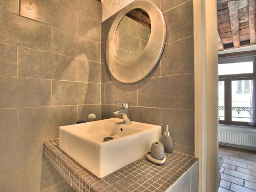 bagno con lavandino bianco e specchio di CHARME VIEUX LILLE Apartment 1 chambre 24H24H Access a Lille