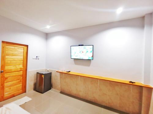 a waiting room with a flat screen tv on the wall at ลิตเติ้ล ฮิลล์ สัตหีบ รีสอร์ท ( Little Hill Sattahip Resort ) in Sattahip