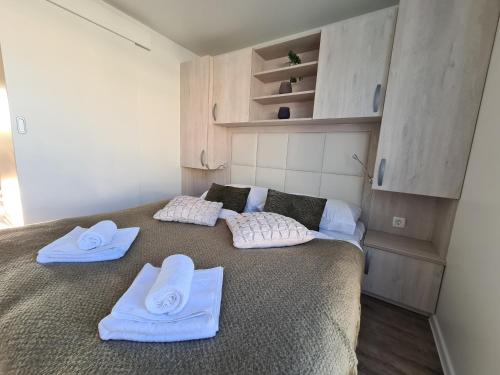 una camera da letto con due letti con asciugamani sopra di Marina Seahouse Brina a Portoroz