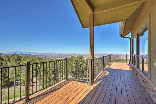 Un balcón o terraza de Private Hilltop Home with Expansive View and Grill!