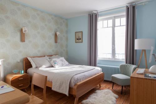 - une chambre avec un lit, un bureau et une fenêtre dans l'établissement Chez Ric et Fer, à Coucy-le-Château-Auffrique