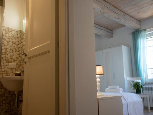 a room with a bed and a table with a lamp at Il Grottino Relais & Spa in Gualdo Cattaneo