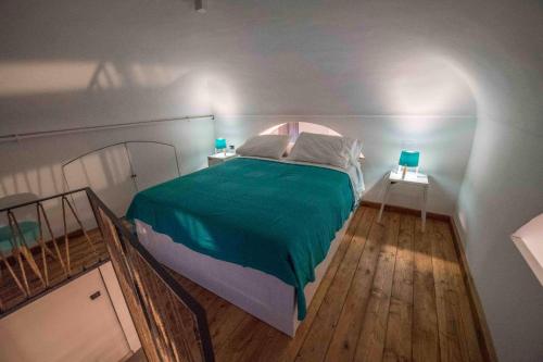 um quarto com uma cama com um cobertor verde em CASA ADA em Ortona