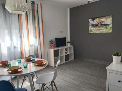 Televisyen dan/atau pusat hiburan di Bnbook Medea Apartments