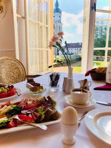 Parkhotel Pretzsch في باد شميديبرغ: طاولة عليها صحون اكل وبيض