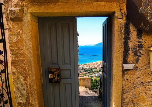 an open door with a view of the ocean at Blu Oltremare in Borgio Verezzi