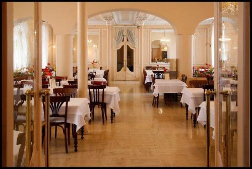 Un restaurante o sitio para comer en Hôtel Métropole