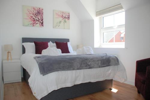 Un dormitorio con una cama grande y una ventana en Coach House en Southampton