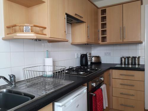 Kuchyň nebo kuchyňský kout v ubytování Coastal Escape Deal - 2 Bedroom House -Short Lets & Serviced Accommodation