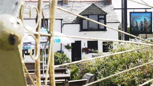 Cornish Arms Inn Port Isaac 2 milesにあるバルコニーまたはテラス