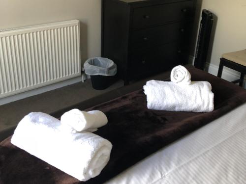 2 toallas en una cama en un dormitorio en The Cornubia Inn, en Hayle