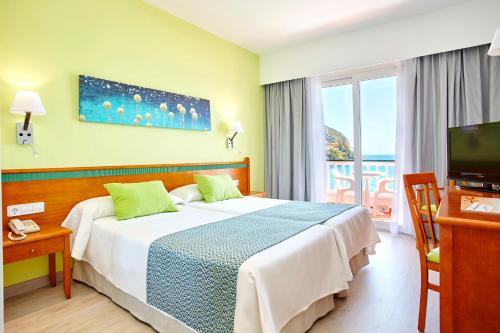 A bed or beds in a room at Universal Hotel Laguna