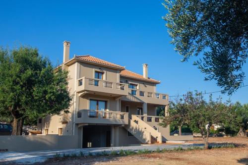 an apartment building with a balcony and trees at Citrus House in Razáta