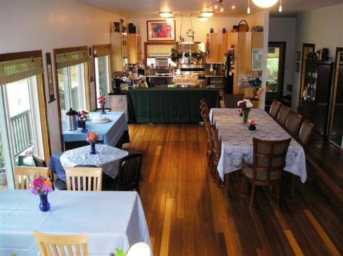 En restaurang eller annat matställe på Coppertoppe Inn & Retreat Center