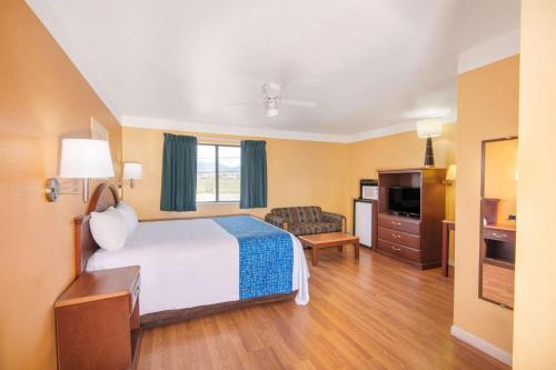 Säng eller sängar i ett rum på Travelodge by Wyndham Kingman