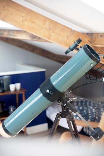 a blue telescope sitting on top of a table at MUZE Hotel Utrecht in Utrecht