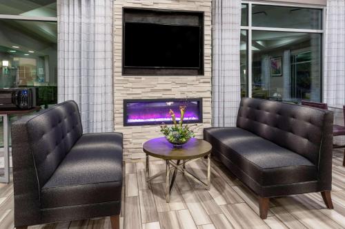 A seating area at La Quinta by Wyndham Denver Boulder - Louisville